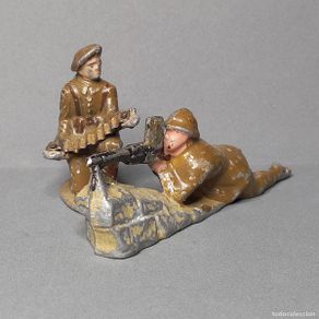 Juguetes antiguos: 2 artilleros tirando con ametralladora, Soldados Primera Guerra Mundial. Quiralu, años 50